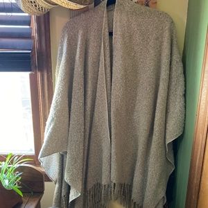 Grey polyester shawl
